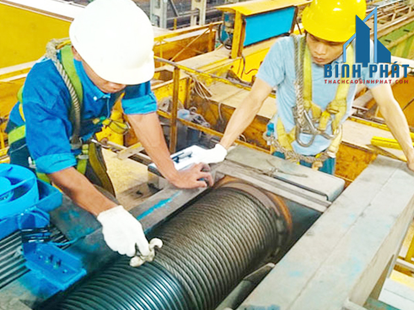 Thợ sửa cầu trục tại TPHCM